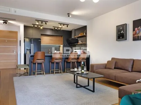 Izdavanje, trosoban stan, 88m², Savski Venac, Beograd