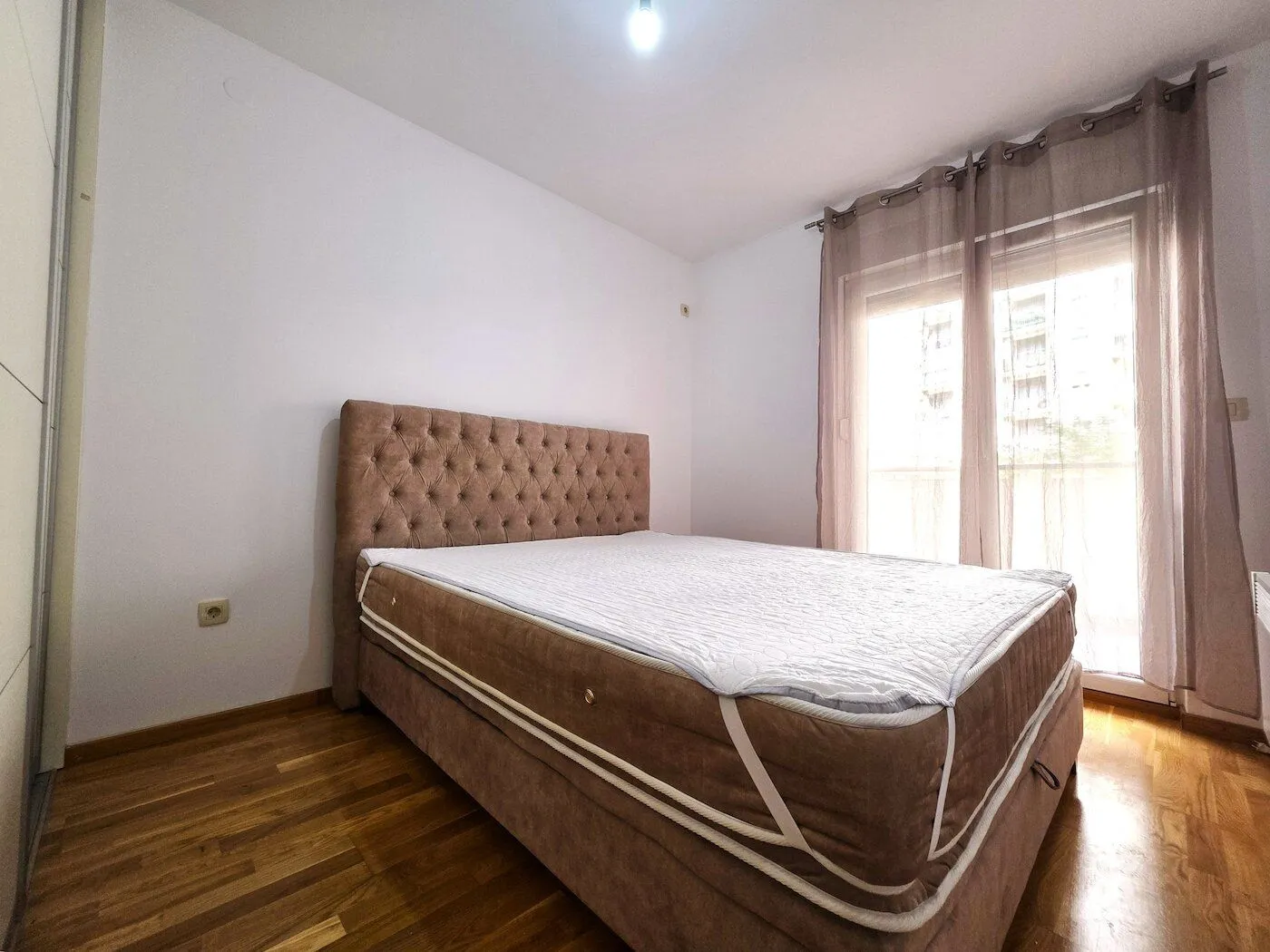 Bedroom with a double bed and access to the terrace.