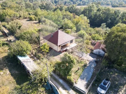 Pogled iz vazduha na kuću sa dvoriijem i zelenilom. - image 11