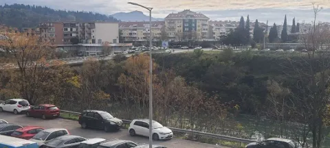 Pogled sa prozora na gradsko naselje i rijeku. - image 5