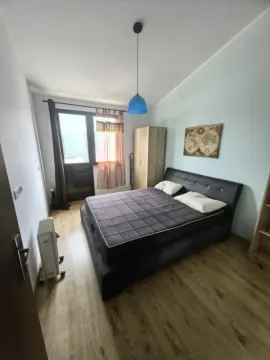 Namještena spavaća soba sa bračnim krevetom, ormarom i izlazom na terasu. - image 12