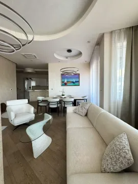 Prostrana dnevna soba sa garniturom, trpezarijom i modernim osvjetljenjem. - image 3