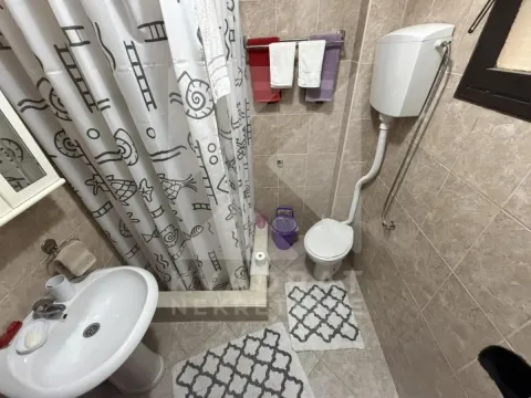 Manje kupatilo sa tuš kabinom, umivaonikom i toaletom. - image 9