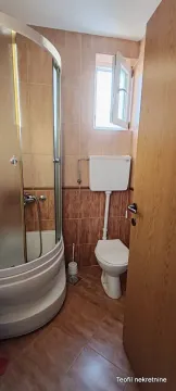 Smaller bathroom with a shower cabin and sanitary ware. - image 6