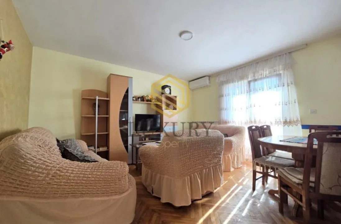 Izdavanje, trosoban stan, 100m², Kakaricka Gora, Podgorica