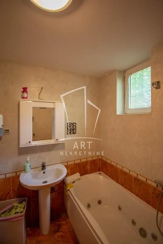 Prodaja, stan, 226m², Voždovac Sve Podlokacije, Beograd