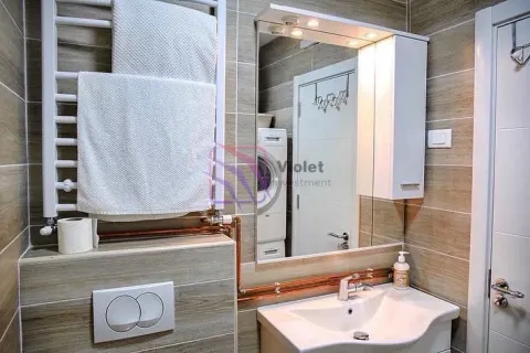 Kupatilo sa umivaonikom, ogledalom, wc šoljom i radijatorom za peškire. - image 8