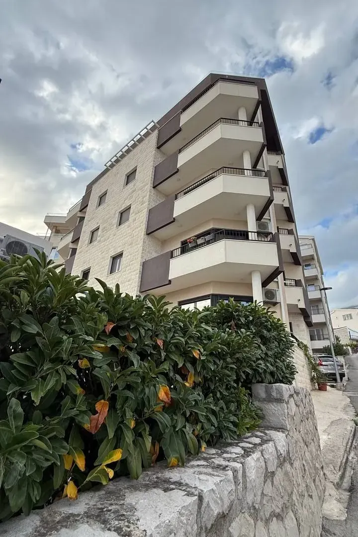 Rent, one bedroom apartment, 55m², Bečići, Budva