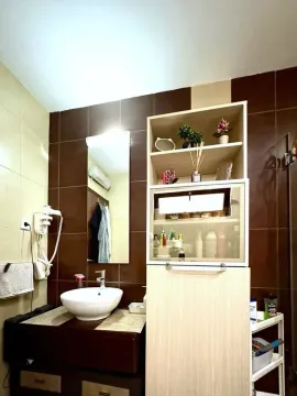 Kupatilo sa umivaonikom, ogledalom i drvenim ormarićem. - image 11