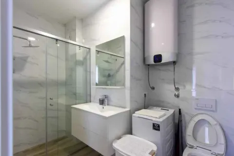 Moderne kupatilo sa tuš kabinom, umivaonikom, veš mašinom i bojlerom. - image 10