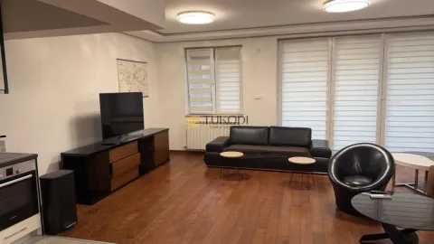Prostrani dnevni boravak sa garniturom za sedenje i drvenim podom. - image 15