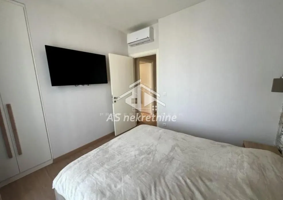 Izdavanje, trosoban stan, 83m², Savski Venac, Beograd
