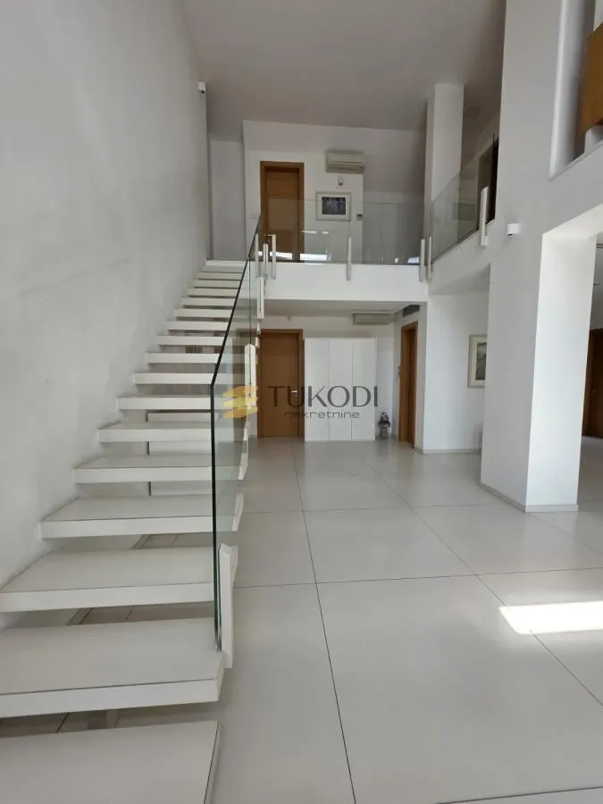 Prodaja, stan, 352m², Centar, Novi Sad