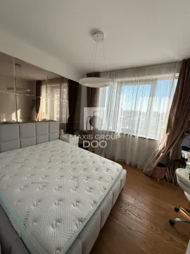 Nameštena spavaća soba sa bračnim krevetom, velikim prozorom i ogledalima na zidu. - image 14