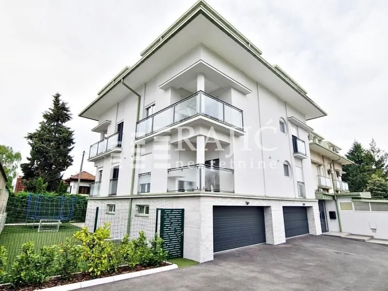 Spoljašnji izgled moderne višeporodične kuće sa dvorištem i garažama u prizemlju.