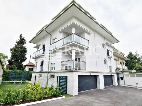 Spoljašnji izgled moderne višeporodične kuće sa dvorištem i garažama u prizemlju. - image 8
