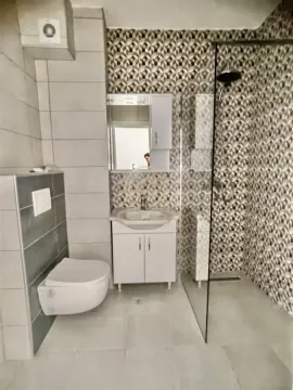 Moderno kupatilo sa tuš kabinom, umivaonikom i ugrađenom šoljom. - image 8