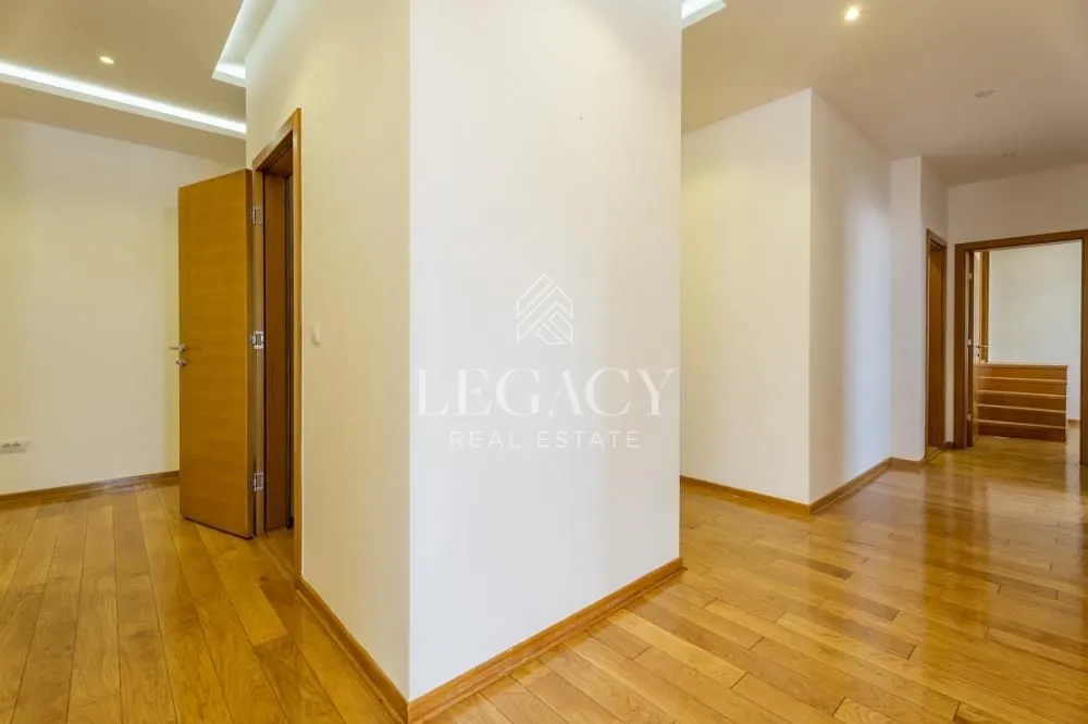 Prodaja, četvorosoban stan, 140m², Šumice, Beograd