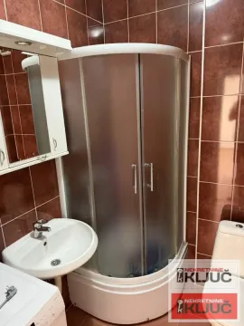 Kupatilo sa tuš kabinom, umivaonikom i WC šoljom. - image 12