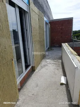 Nenamešten balkonski prostor sa ugrađenom spoljnom izolacijom na zgradi u izgradnji. - image 6