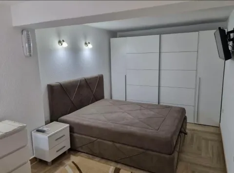 Namještena spavaća soba sa bračnim krevetom, bijelim garderoberom i noćnim stočićem. - image 9