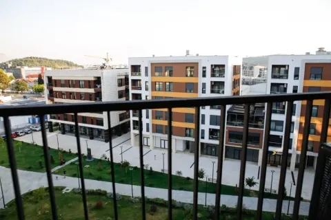 Pogled sa terase na dvorište i okolne zgrade. - image 7
