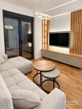Dnevna soba sa ugaonom garniturom, TV komodom i dekorativnim drvenim panelima. - image 4