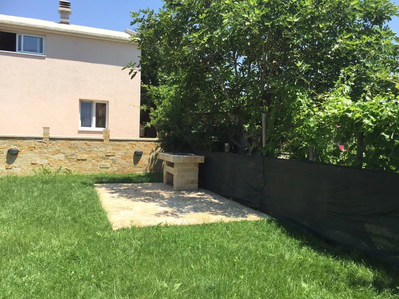 Izdavanje, kuća, 320m², Gornja Gorica, Podgorica