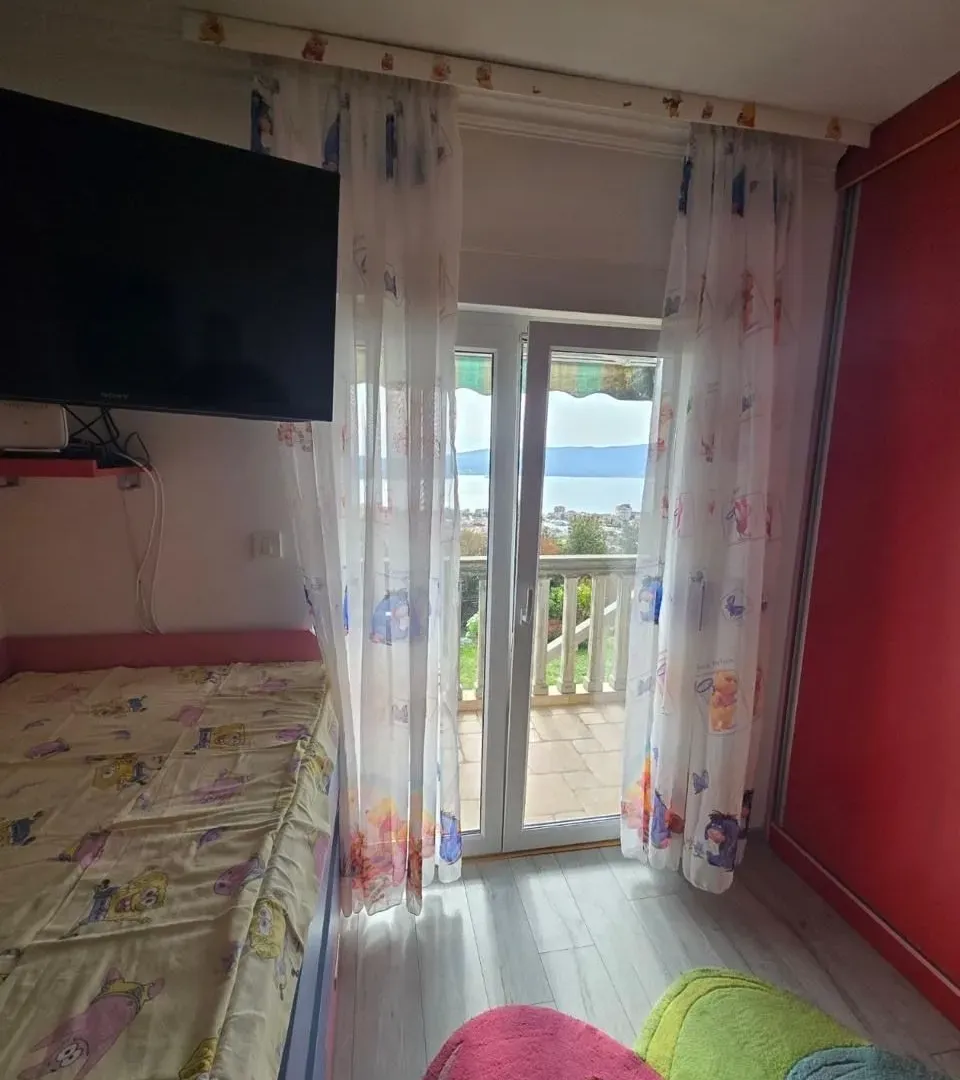 Izdavanje, dvosoban stan, 80m², Tivat, Crna Gora