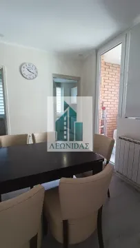 Trpezarija sa crnim stolom i bež stolicama. - image 7