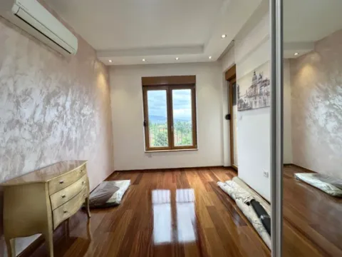 Izdavanje, četvorosoban stan, 130m², Centar, Podgorica - image 11