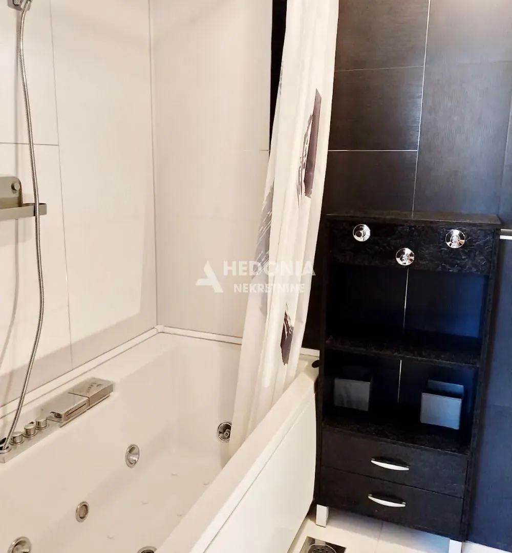 Izdavanje, četvorosoban stan, 120m², Savski Venac, Beograd