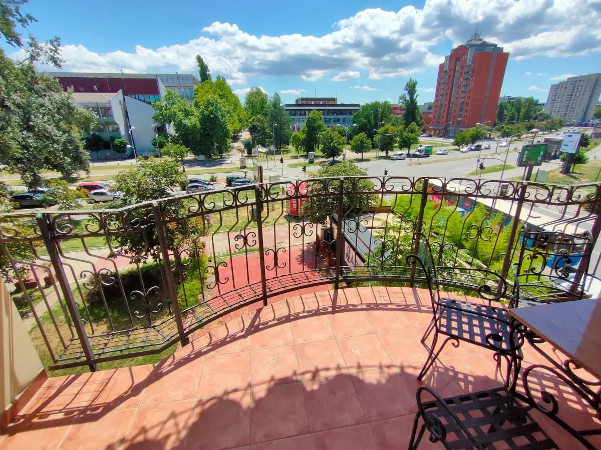Izdavanje, trosoban stan, 103m², Spens, Novi Sad Sve Podlokacije