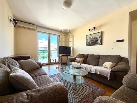 Dnevna soba sa garniturom, staklenim stočićem i izlazom na terasu. - image 3