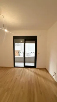 Prazna soba sa parketom i izlazom na terasu. - image 3