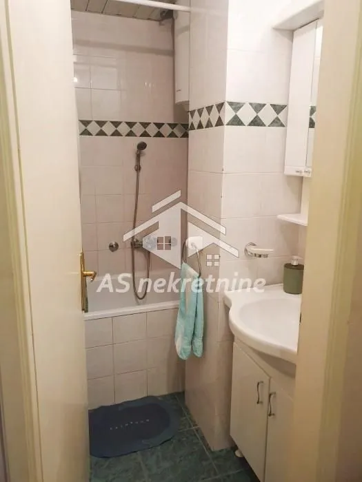 Izdavanje, trosoban stan, 70m², Novi Beograd Blok 33, Novi Beograd Sve Podlokacije