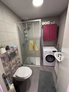 Kompaktno kupatilo sa tuš kabinom, veš mašinom i sanitarijama. - image 14