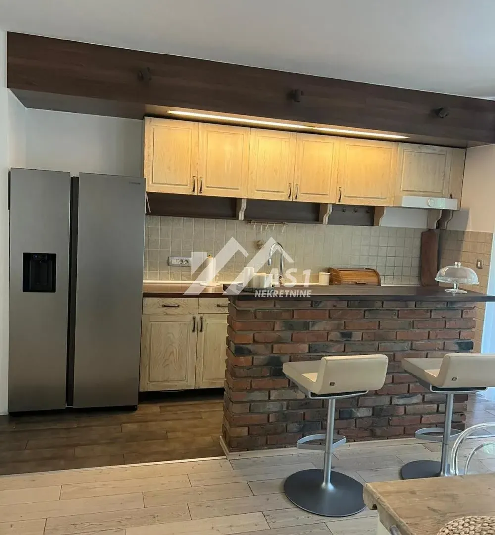 Izdavanje, četvorosoban stan, 95m², Centar, Novi Sad