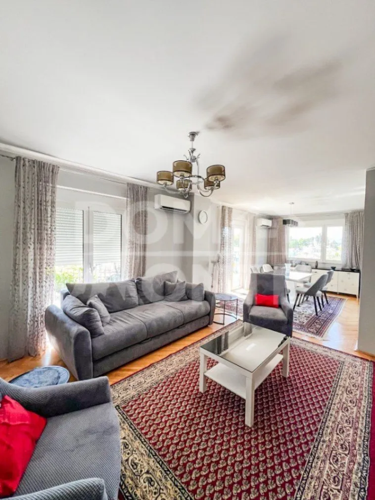 Izdavanje, dvosoban stan, 80m², Tivat, Crna Gora