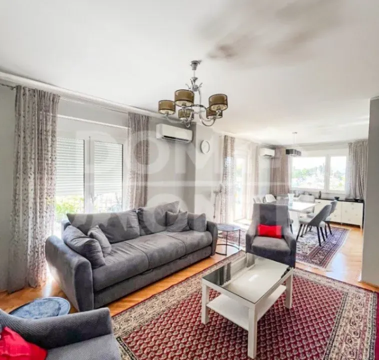 Izdavanje, dvosoban stan, 80m², Tivat, Crna Gora