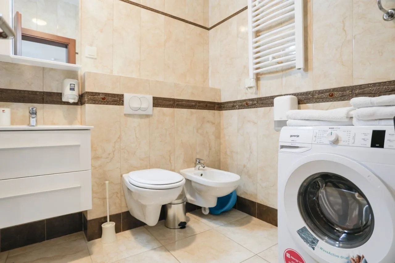 Izdavanje, jednosoban stan, 67m², Bečići, Budva