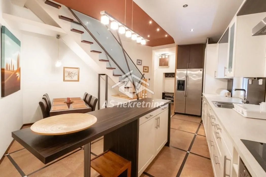 Izdavanje, četvorosoban stan, 140m², Obilićev Venac, Beograd