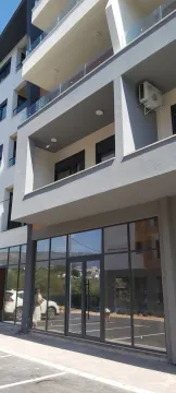 Eksterijer moderne stambene zgrade sa balkonom i poslovnim prostorom u prizemlju. - image 10