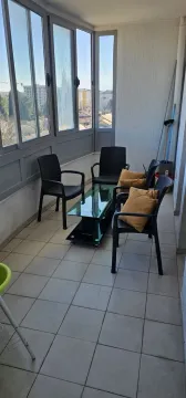 Zastakljena terasa sa garniturom za sjedjenje. - image 4