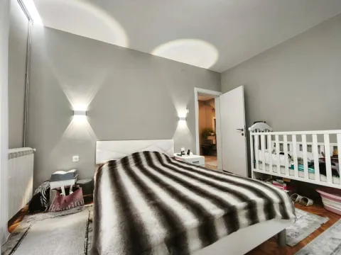 Furnished bedroom with a double bed and a cot. - image 7