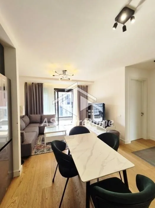 Living room with dining area and access to the terrace.