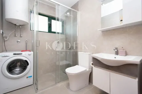 Moderne kupatilo sa tuš kabinom, umivaonikom, vc šoljom i mašinom za veš. - image 6