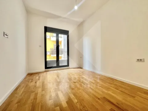 Prazna soba sa parketom na podu i balkonskim vratima. - image 8