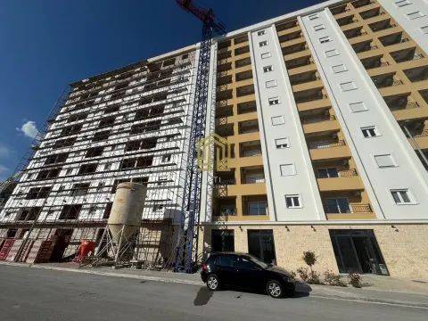 Pogled na stambenu zgradu u izgradnji sa skelama. - image 2