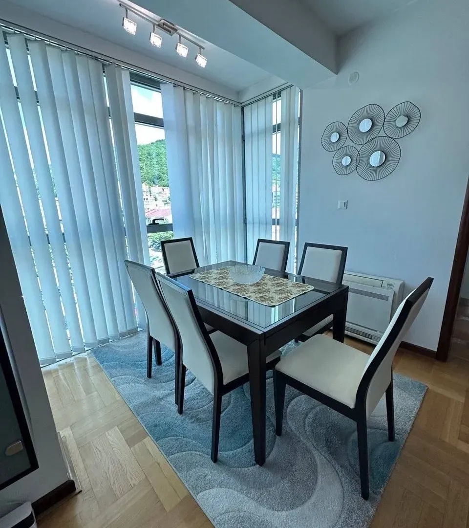 Izdavanje, dvosoban stan, 82m², Centar, Budva